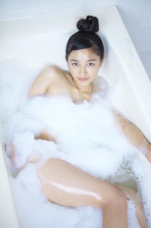 可愛い芸能人のセクシーな入浴場面 (11)