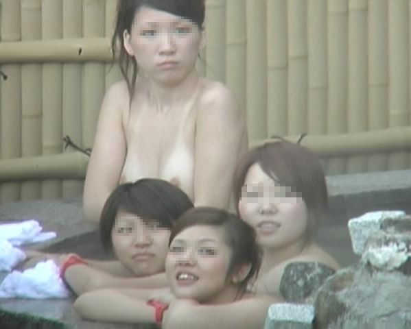 露天風呂に入る裸の女の子たち (13)