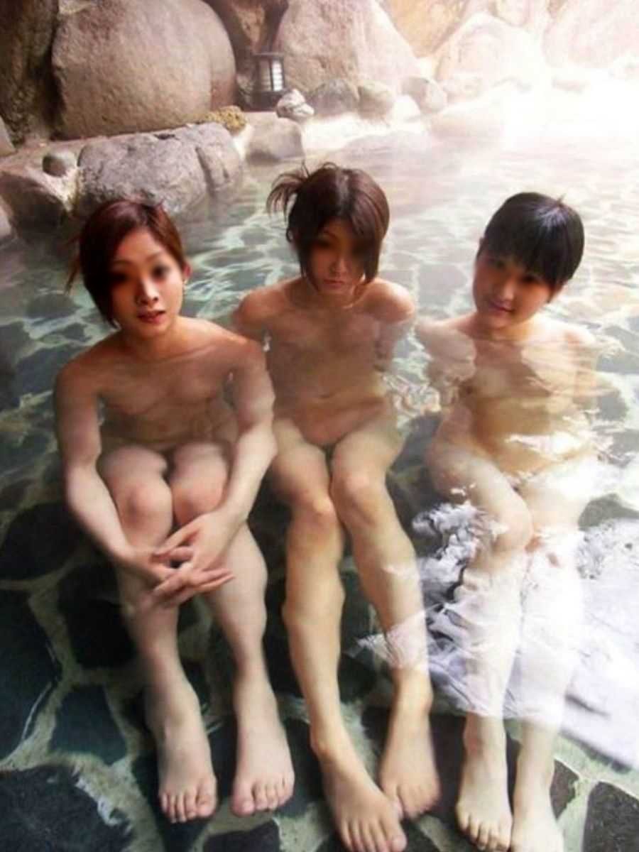 友達同士で裸のまま温泉で記念撮影 (7)