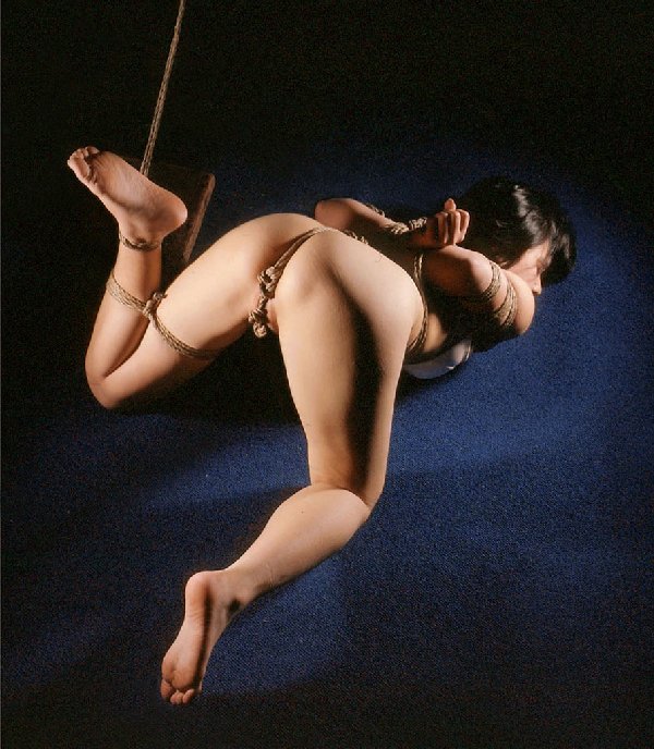 裸で緊縛して吊るし上げるSMプレイ (8)