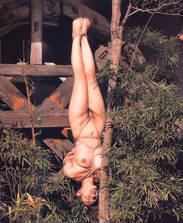 裸で緊縛して吊るし上げるSMプレイ (16)