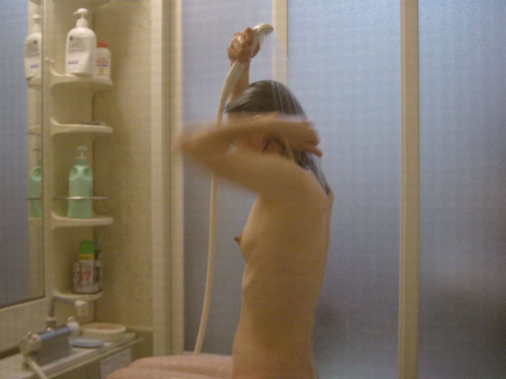 風呂場に突入して素人女性の裸を覗く (2)