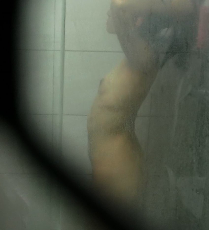 自宅の風呂に入る全裸女性 (15)