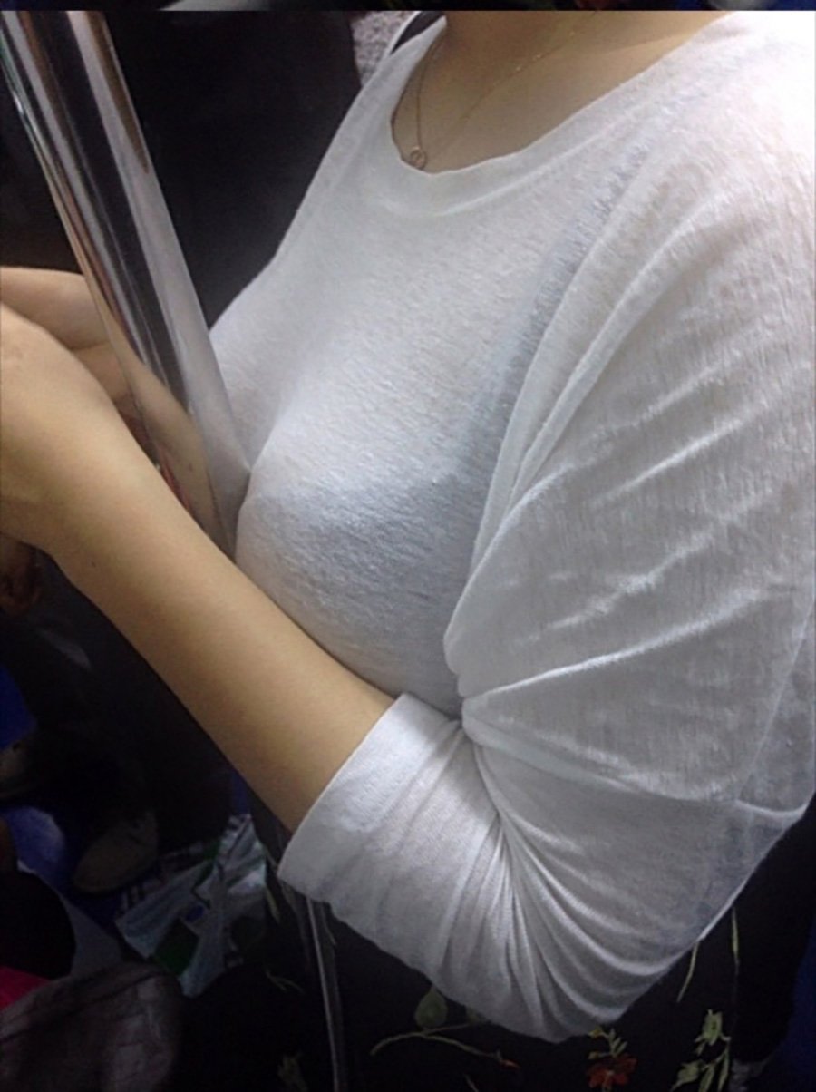 電車で見つけた着衣巨乳女性 (14)