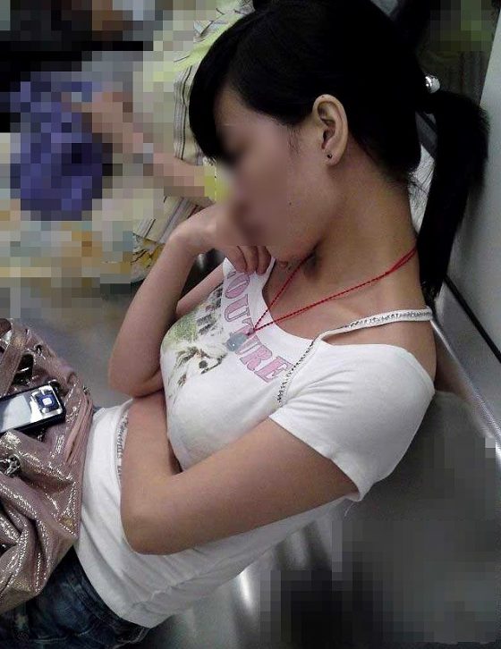 電車で見つけた着衣巨乳女性 (13)