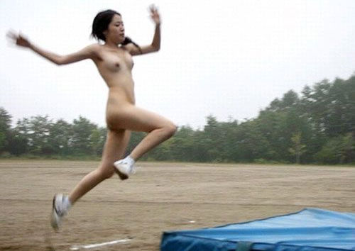 素っ裸でスポーツする女性 (9)