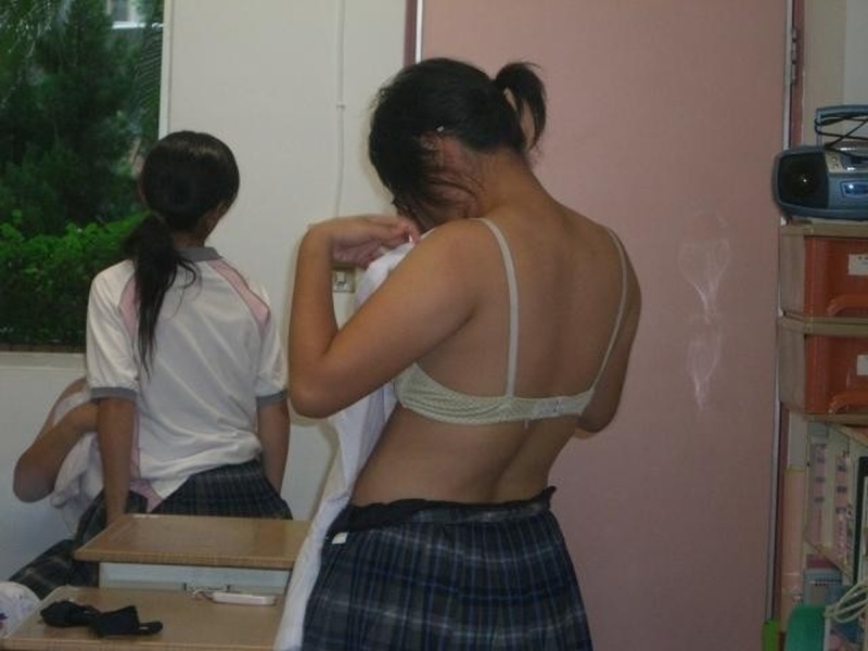 教室で脱衣中の女子生徒 (3)