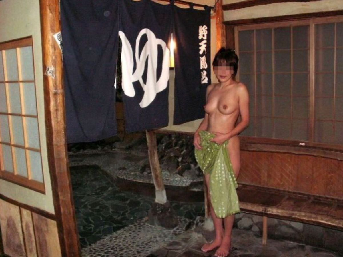 露天風呂に入る全裸の素人さん (13)