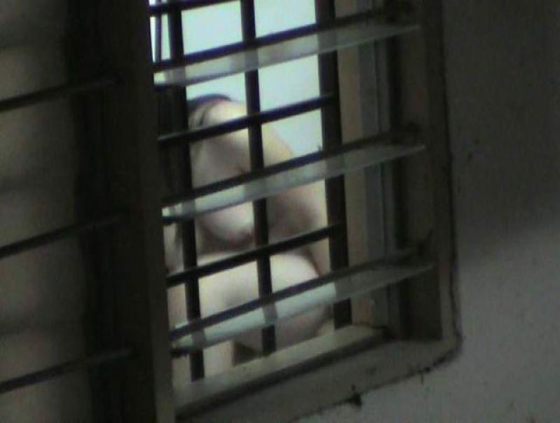 風呂場の窓から見えたヌード女性 (4)