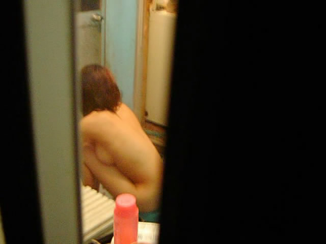 風呂場の窓から見えたヌード女性 (10)