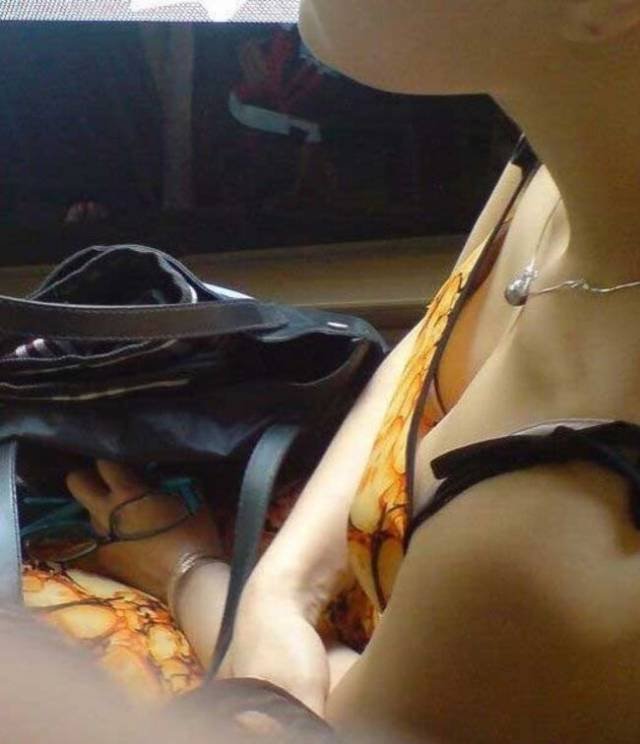 電車内で発見した胸チラ (7)