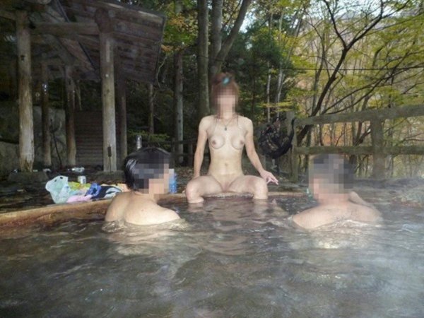 素っ裸で混浴の温泉に入る女性 (17)