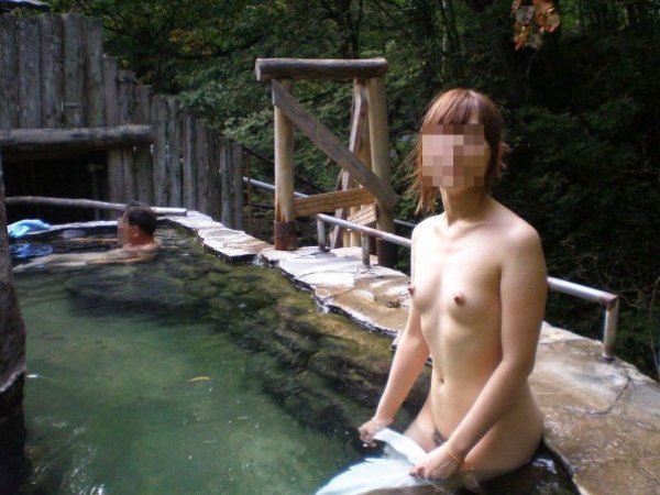 素っ裸で混浴の温泉に入る女性 (14)