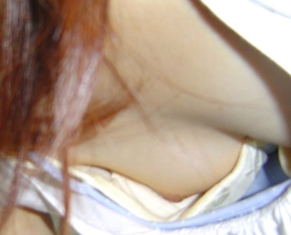 貧乳女子の乳首チラ (3)