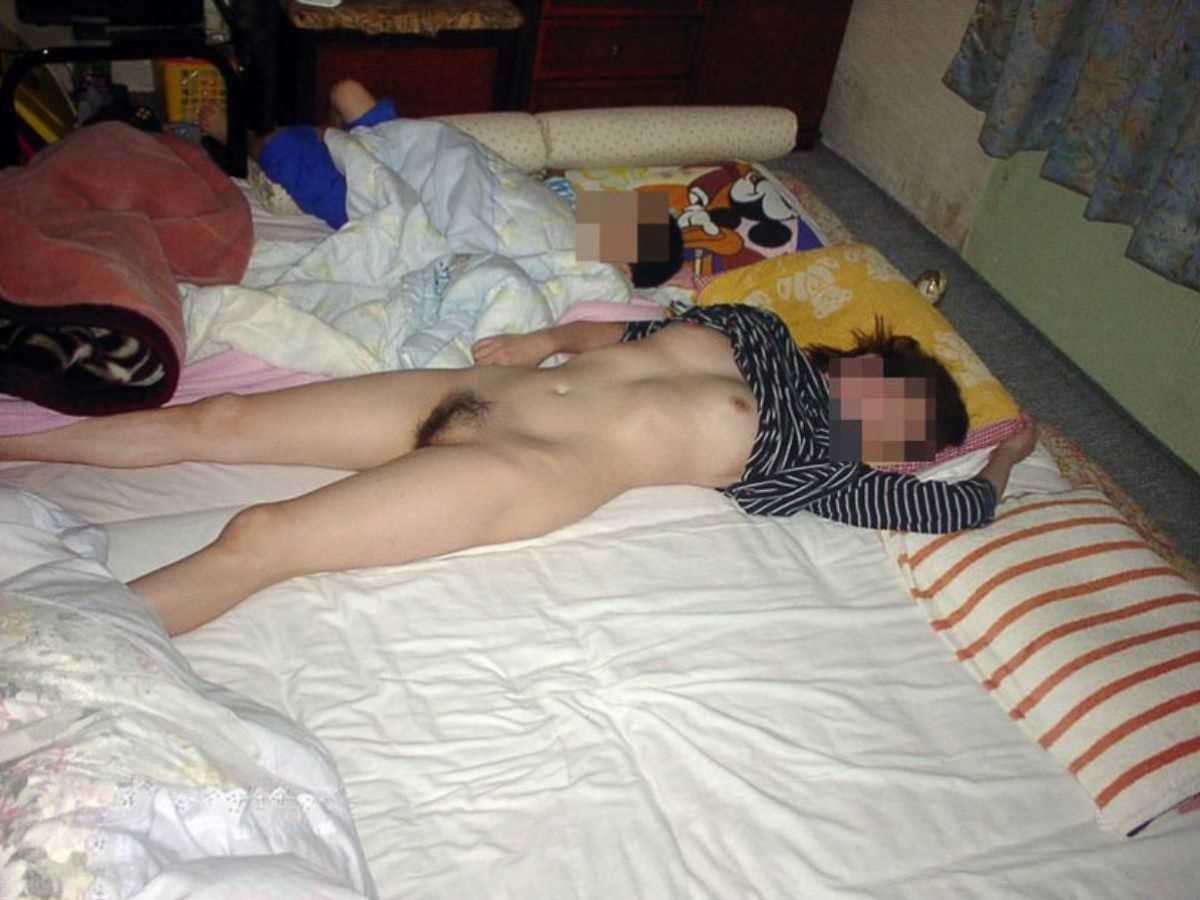 素っ裸で寝ちゃった素人女性 (17)