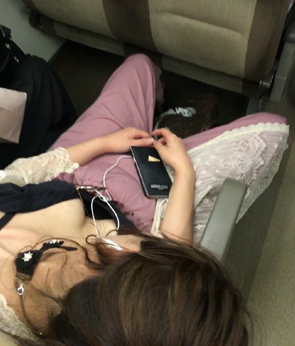 電車内で胸チラしてる素人女子 (20)