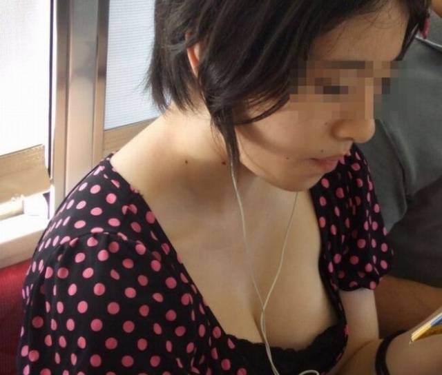 電車内で胸チラしてる素人女子 (7)