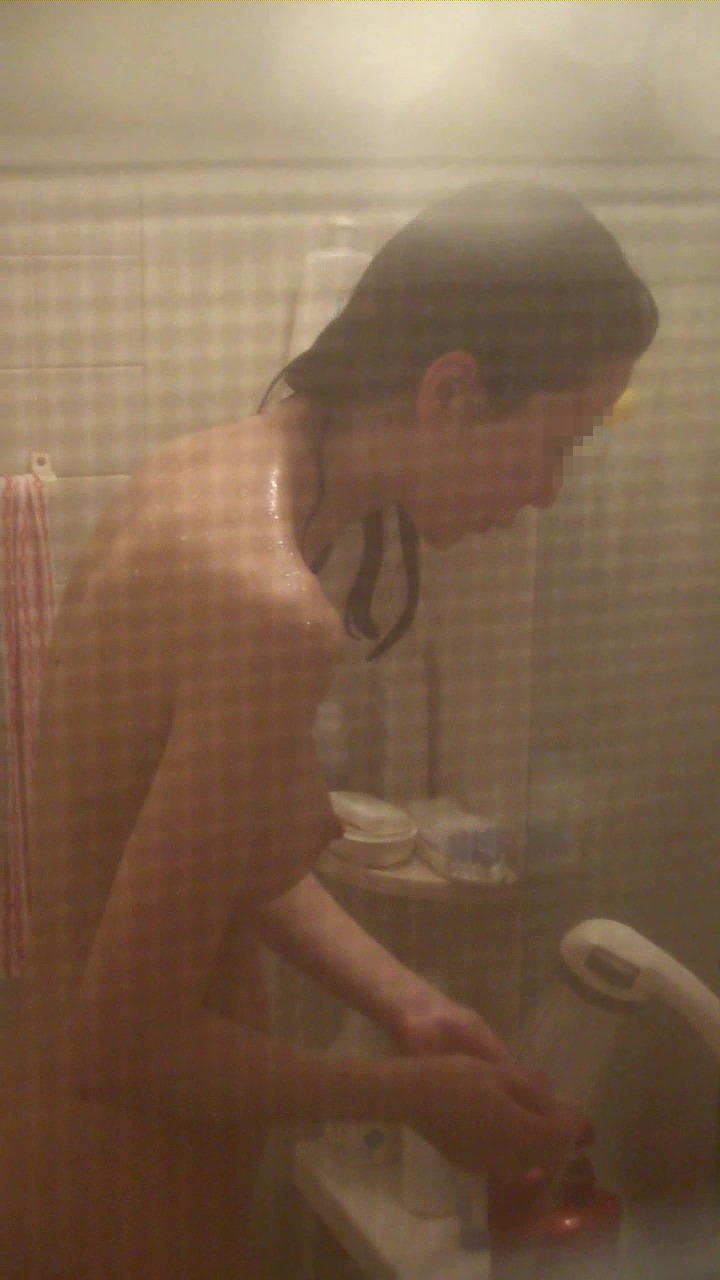 素っ裸で入浴中の素人女子 (11)