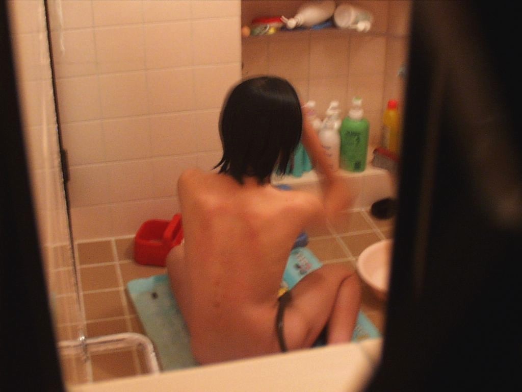 素っ裸で入浴中の素人女子 (7)