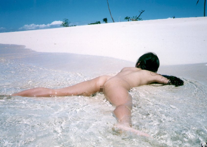 海岸で素っ裸になる素人女子 (12)