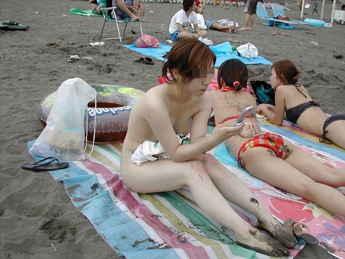 海岸で素っ裸になる素人女子 (11)