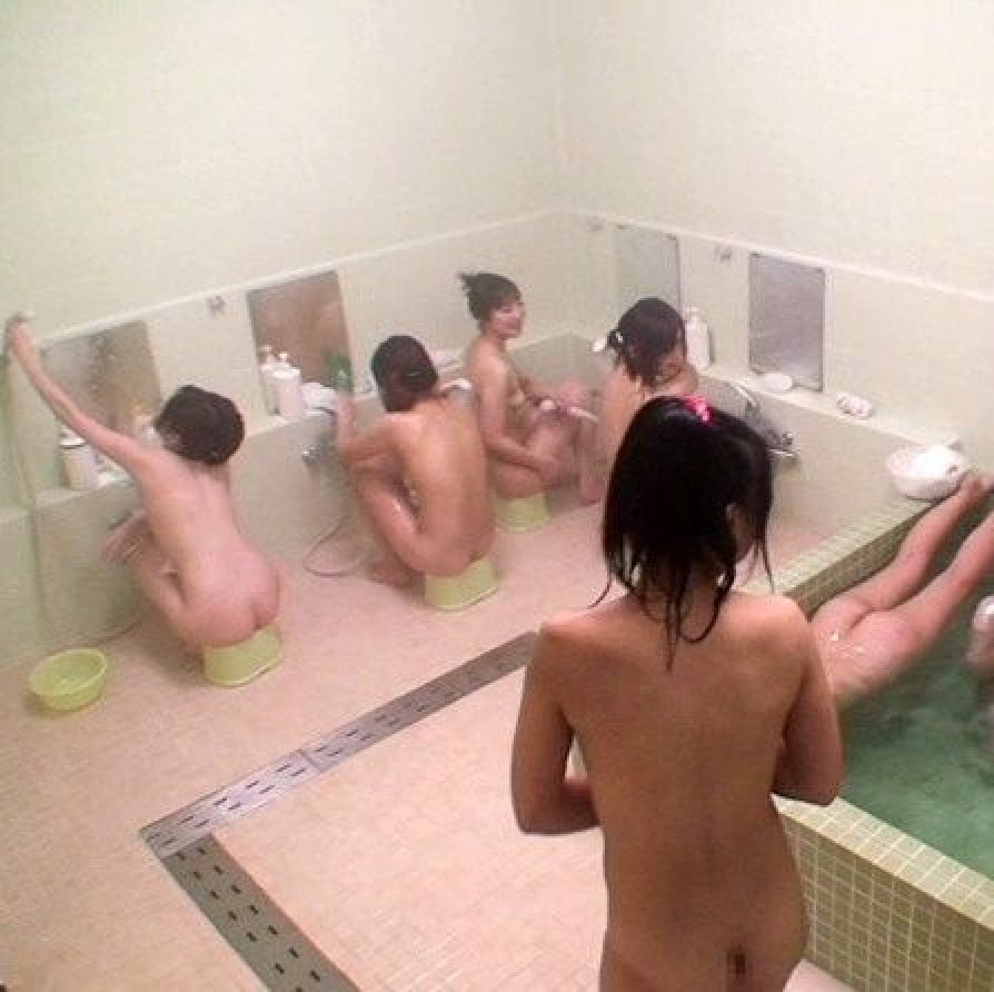 素っ裸で風呂に入ってる素人女子 (17)