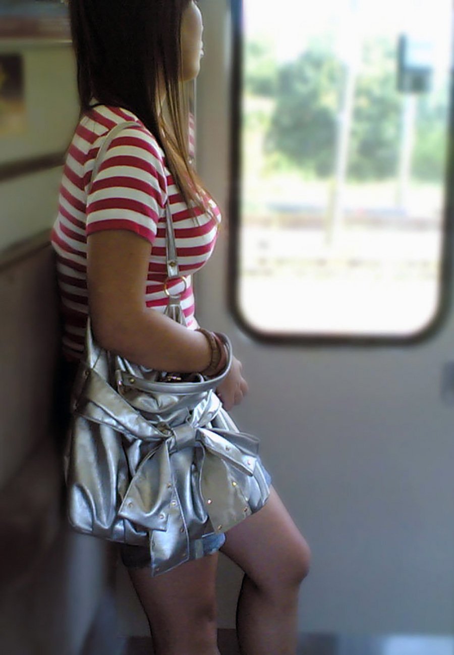 電車で見つけた着衣巨乳 (3)