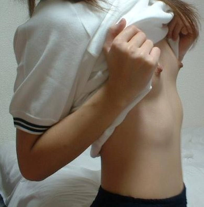 小さな乳房が可愛い貧乳女子 (19)