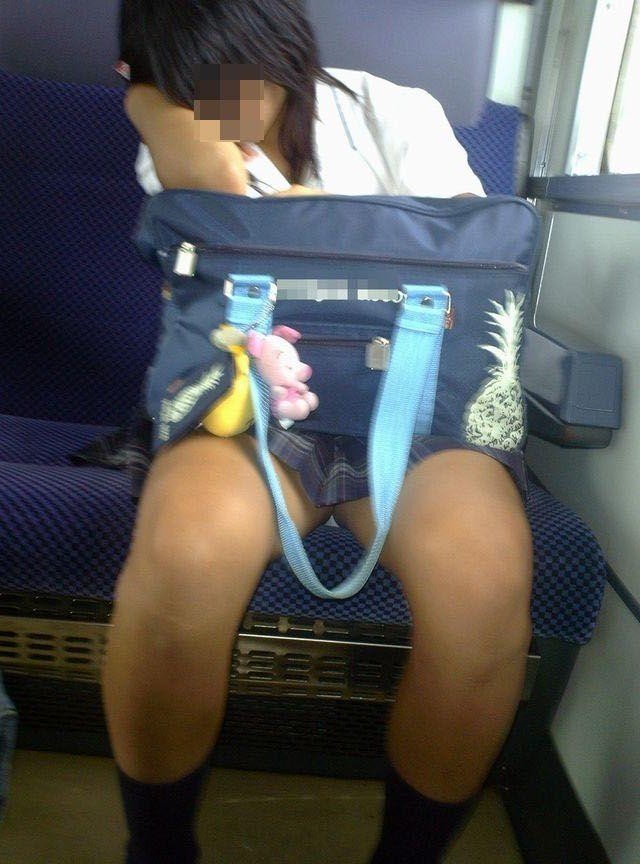 電車内で見つけたパンチラ素人女子 (14)