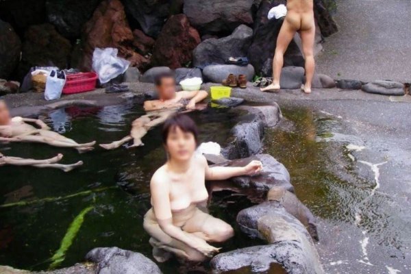 混浴の温泉にいた素っ裸の素人女性 (4)