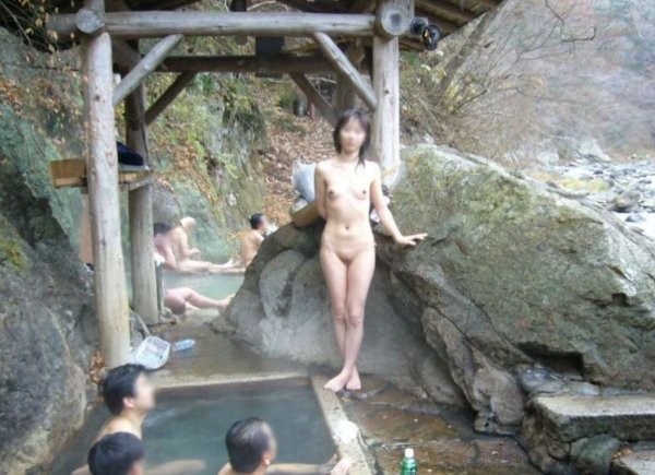 混浴の温泉にいた素っ裸の素人女性 (18)