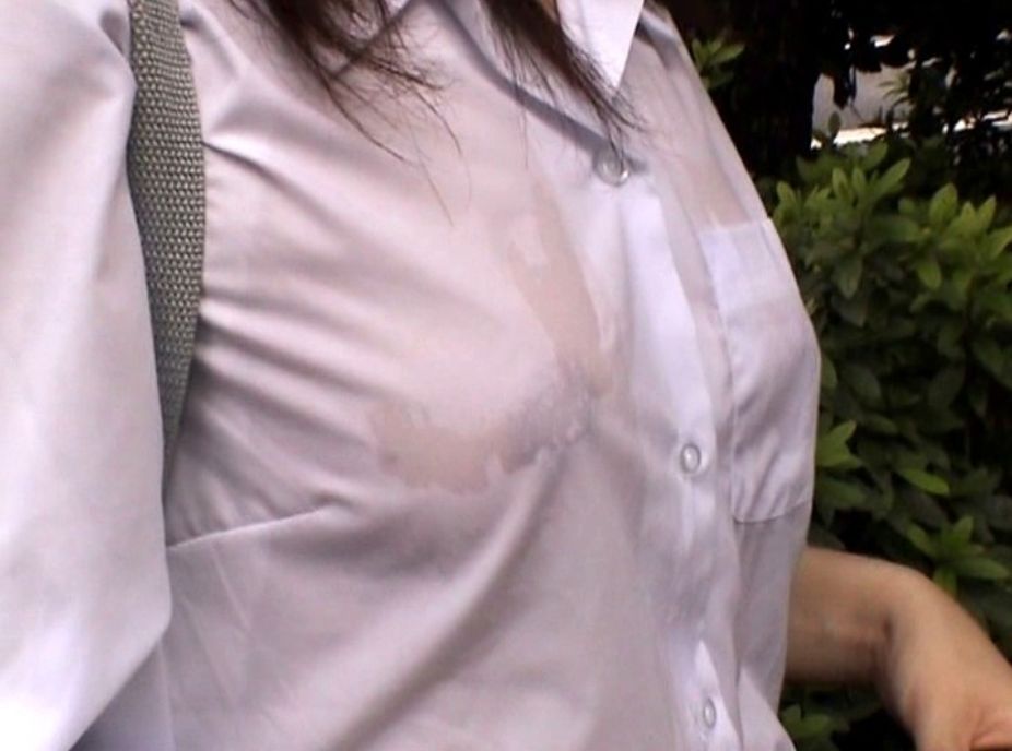 濡れた制服から透け乳首してる女性 (19)