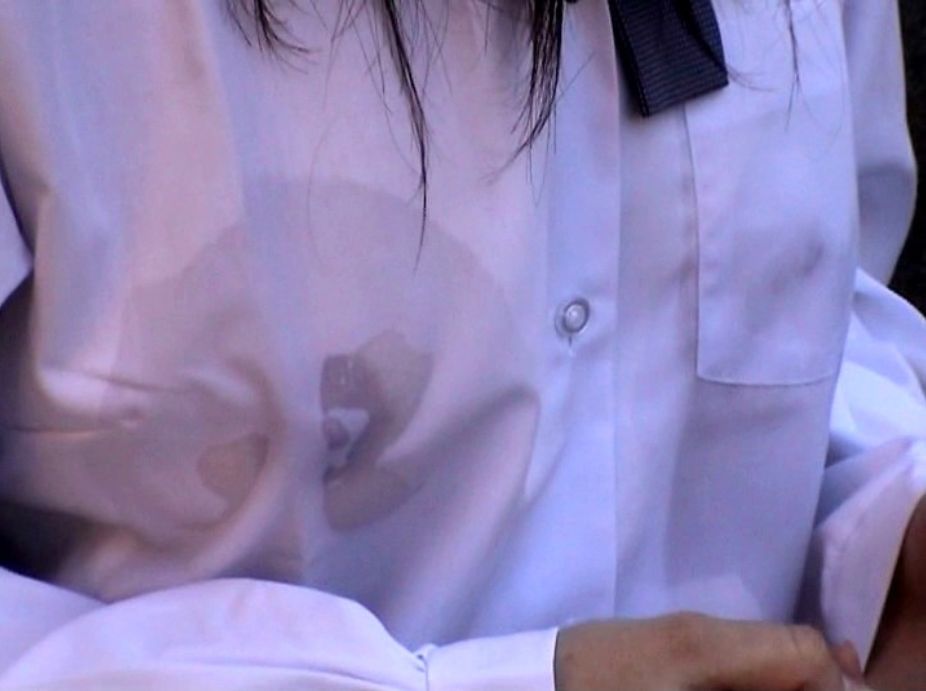 濡れた制服から透け乳首してる女性 (20)
