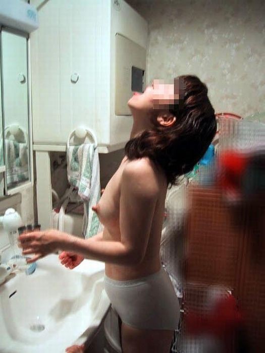 家庭内で撮影された素人女子の裸 (11)