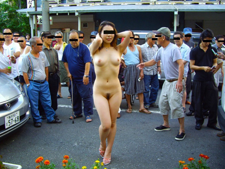 街中で全裸になっちゃう変態女性 (19)