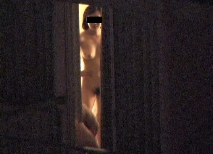 民家の窓から見えた全裸女性 (11)