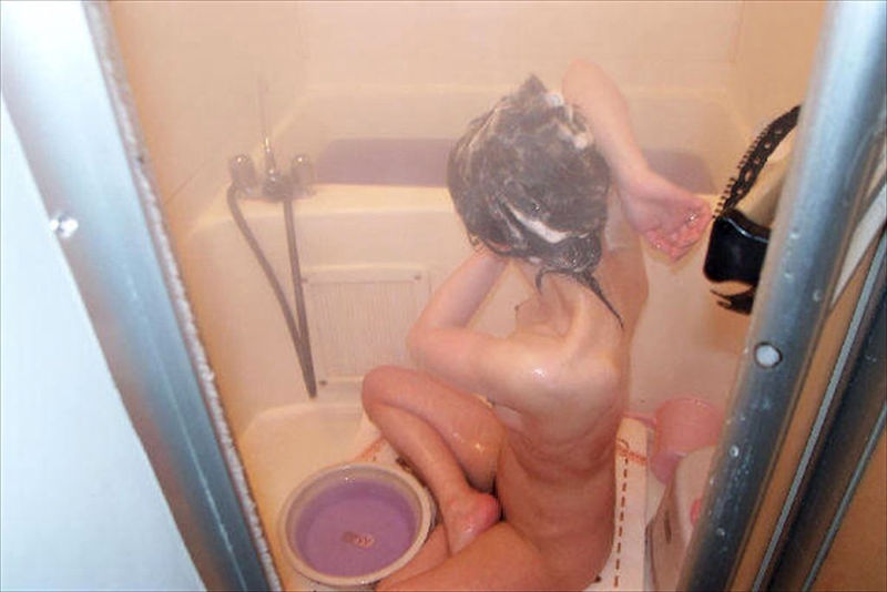 自宅で風呂に入ってる素っ裸の素人女子 (15)
