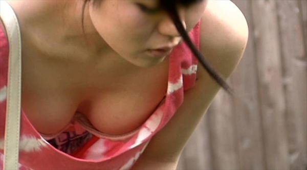 巨乳女性の谷間や乳首が見えてる胸チラ (16)