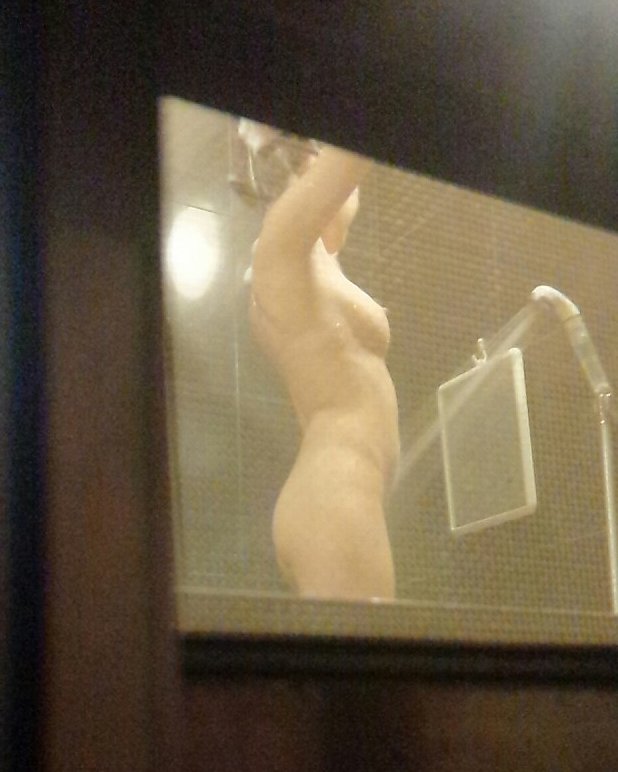 風呂場の窓から見えた素っ裸の女性 (14)