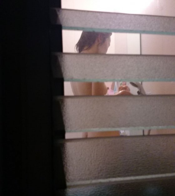 風呂場の窓から見えた素っ裸の女性 (13)