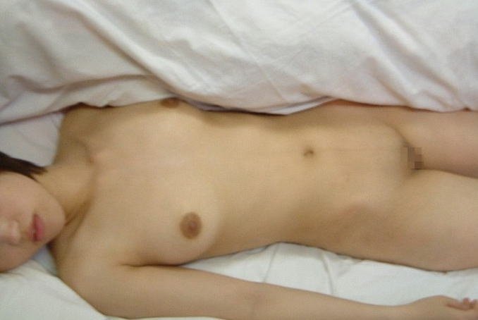 素っ裸で熟睡中の素人女子 (2)