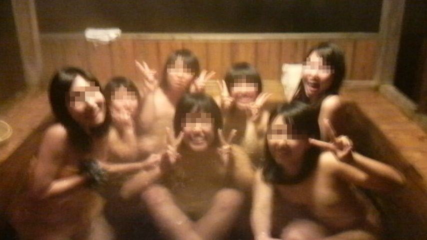 入浴中に記念撮影するヌード女性 (19)