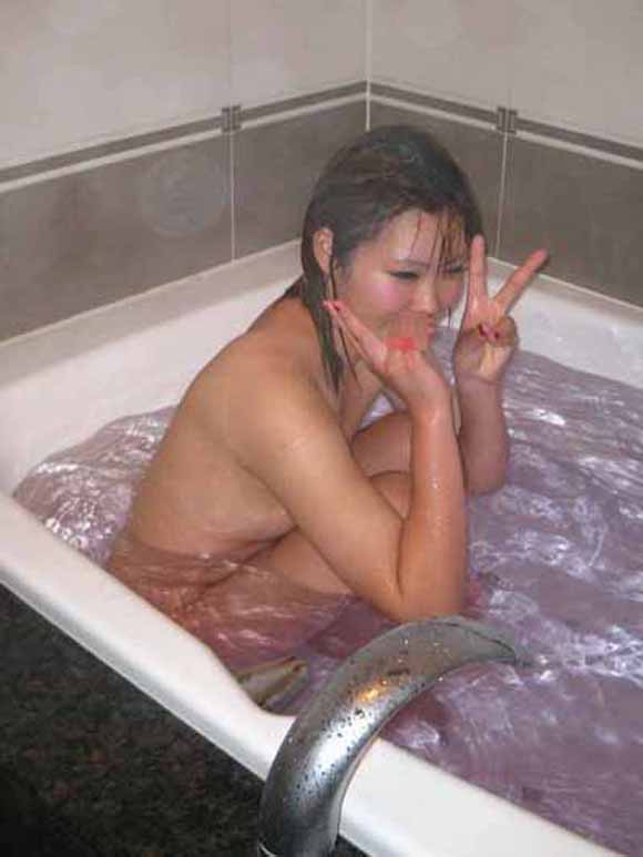 入浴中に記念撮影するヌード女性 (17)
