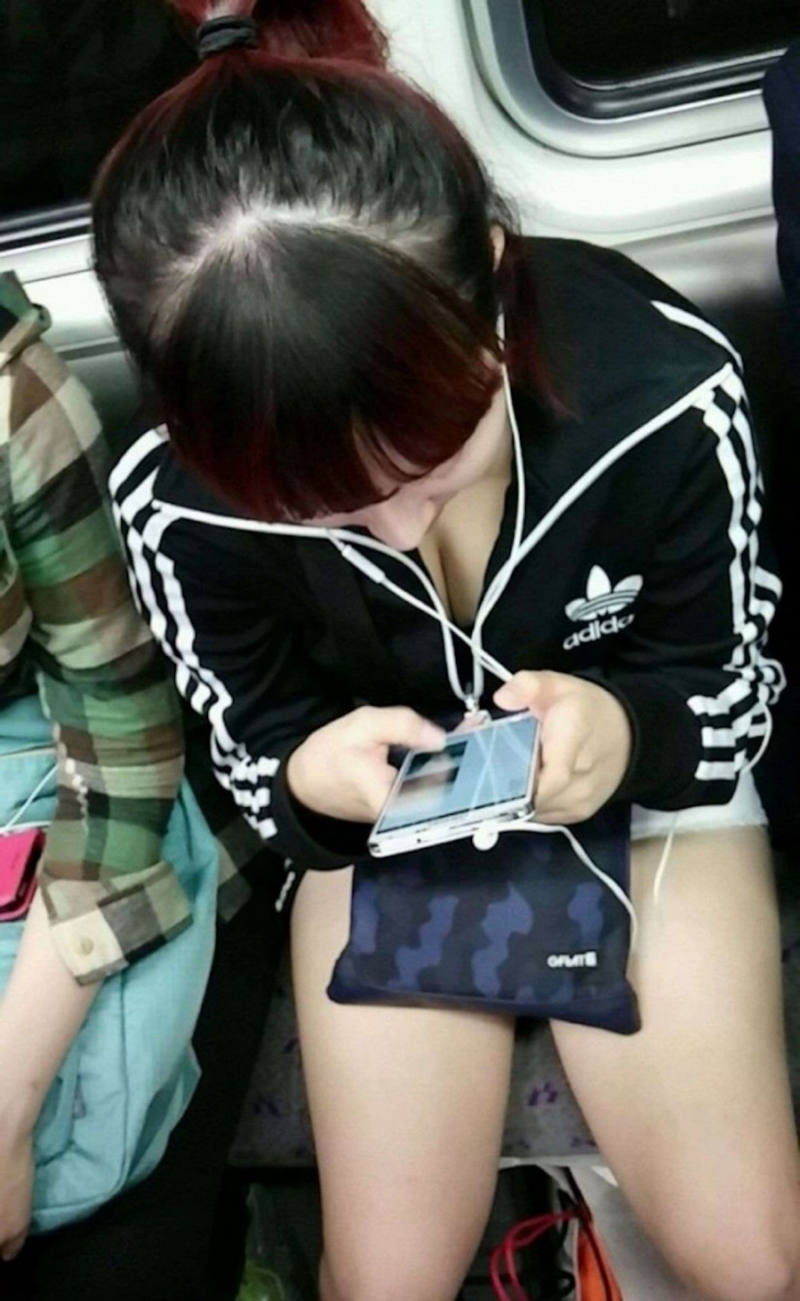 電車内で胸チラしまくる素人女子 (19)