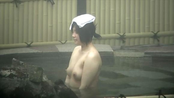 露天風呂に入浴中の全裸女性 (18)