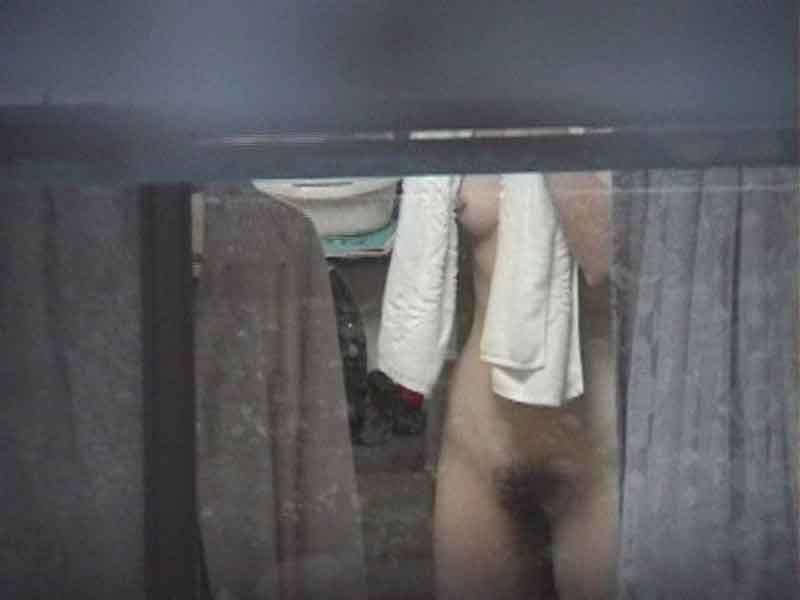窓から覗ける裸の女性 (10)