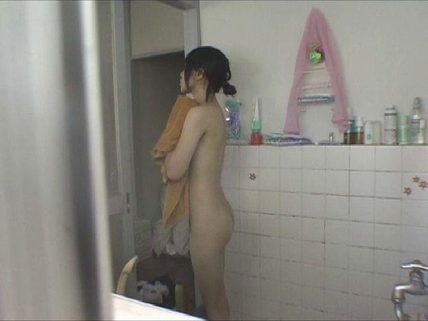窓から覗ける裸の女性 (7)