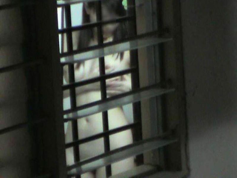 窓から覗ける裸の女性 (5)