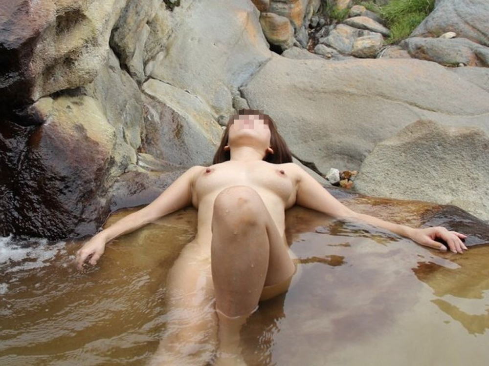 温泉で入浴中に撮影されたヌード女子 (15)