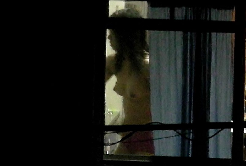 民家の窓から見えた素っ裸の素人女子 (16)
